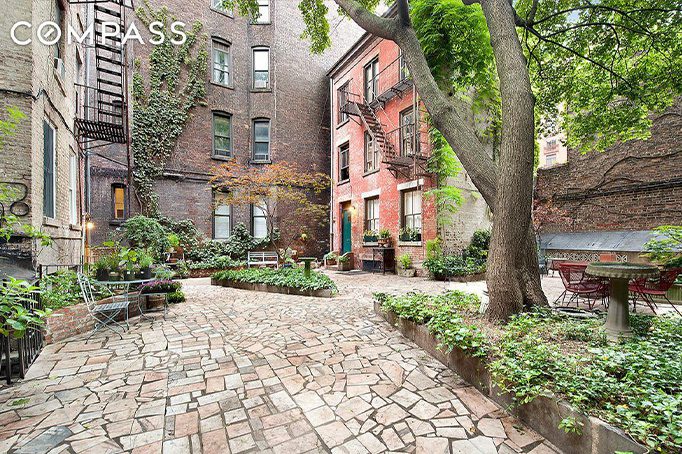 Courtyard at 715 Washington Street, 3 